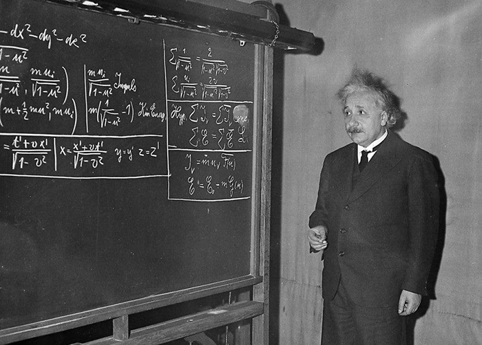 Альберт Эйнштейн работал над своей теорией относительности не один. / Фото: provereno.media