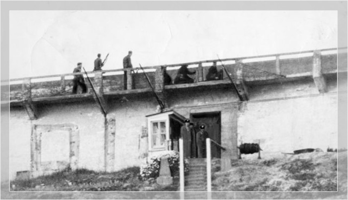 Заключённые, поднимающиеся по ступенькам во двор тюрьмы, 2 мая 1946 года.