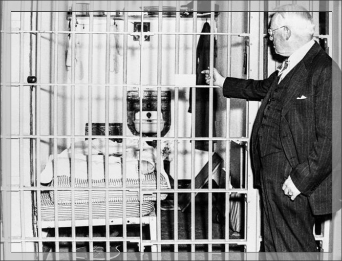 Начальник федеральной тюрьмы Алькатрас Джеймс А. Джонстон указывает на камеру, в которой осуждённые заперли семерых охранников во время попытки побега, которая стала известна как битва при Алькатрасе.