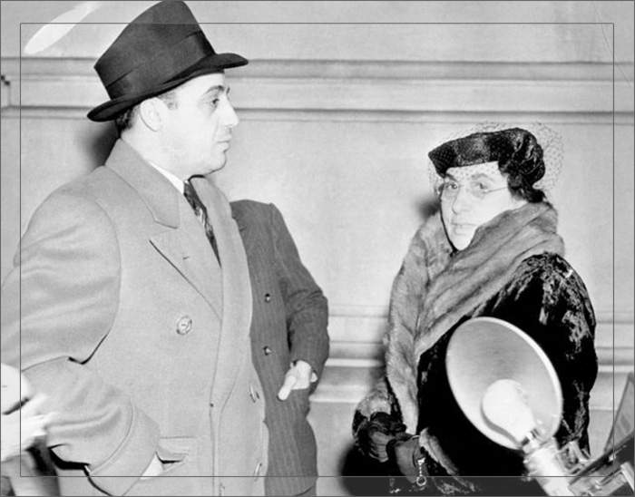 Брат и мать навещают Аль Капоне.