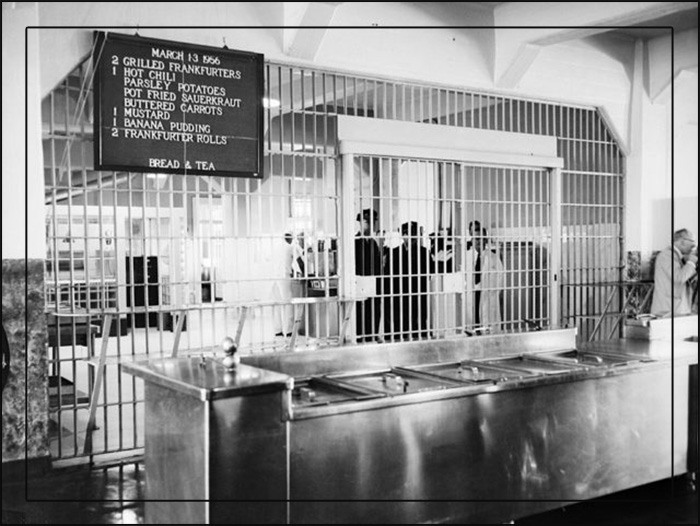 Кухня тюрьмы Алькатрас с вывешенным ежедневным меню.