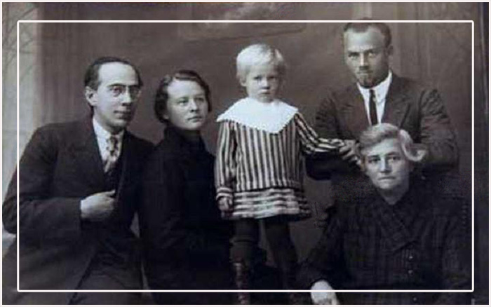 Александр Беляев в короткий счастливый период с семьёй.