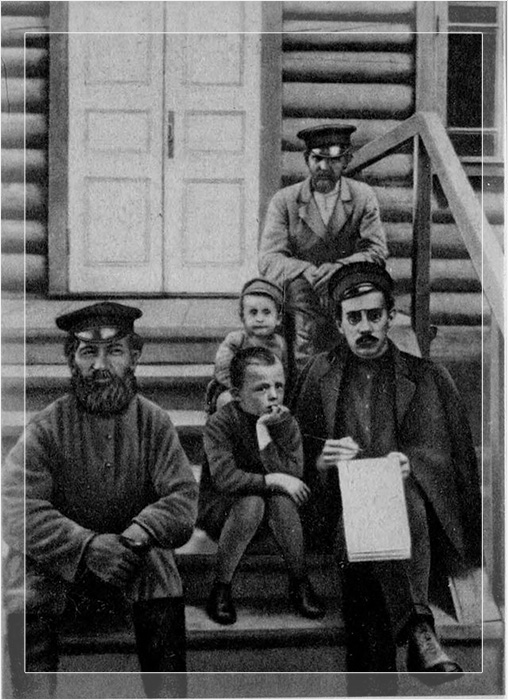 Юный Александр Беляев с семьёй.