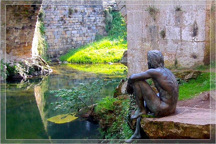 Статуя рыбочеловека в Льерганесе, Испания. 