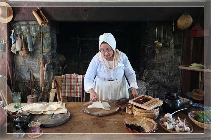 Нэнси Шмейхель работает в таверне музея Лэндис-Вэлли со своим готовым пирогом с изюмом.