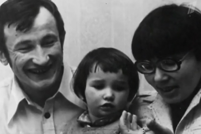 Анфиса Чехова в детстве с родителями. / Фото: starhit.ru