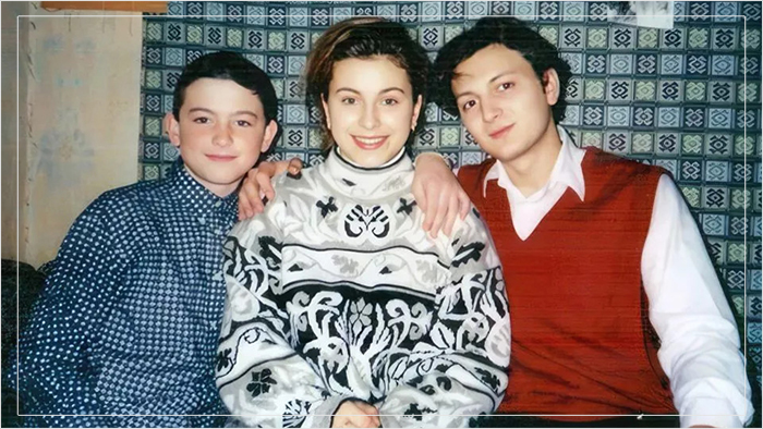 Юная Каролина с братьями.