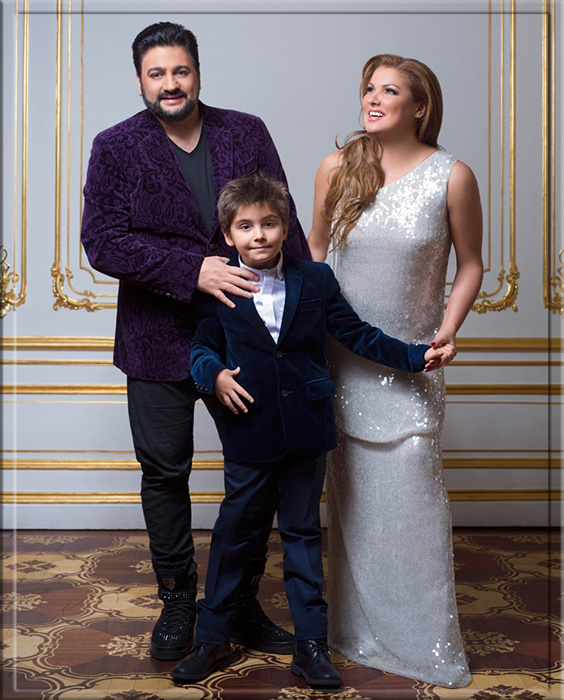 Анна Нетребко с мужем Юсифом Эйвазовым и сыном Тьяго.