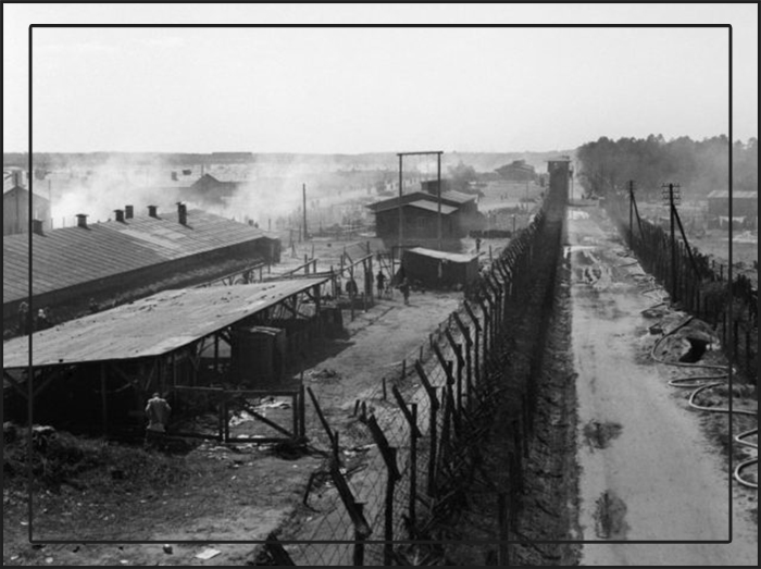 Концентрационный лагерь Берген-Бельзен, снятый на камеру с немецкой сторожевой вышки, апрель 1945 года.