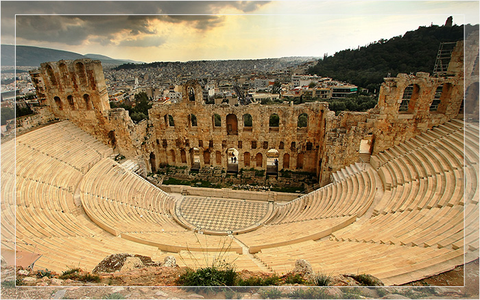 Руины театра Диониса у подножия Акрополя в Афинах.