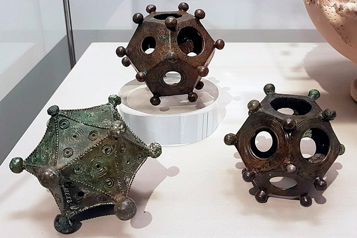 Два додекаэдра и икосаэдр на выставке в Rheinisches Landesmuseum Bonn, Германия. / Фото: commons.wikimedia.org