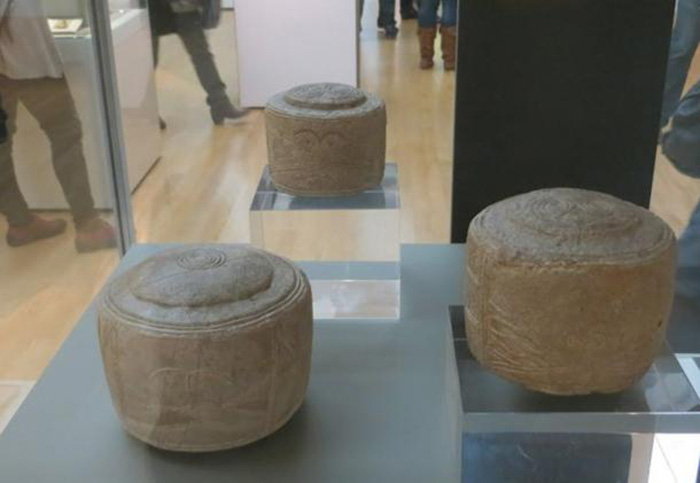 Фолктонские барабаны на выставке в Британском музее. / Фото: commons.wikimedia.org