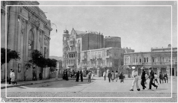 Процветающий проспект Нефтяников города Баку около 1920 года показывает, как город-крепость Баку адаптировался к современной европейской архитектуре, оплаченной нефтяными богатствами, начиная с 1830-х годов.