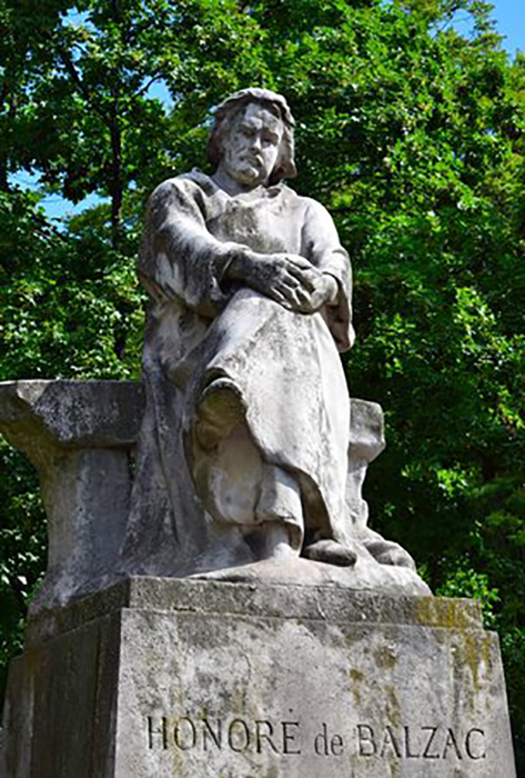 Памятник Оноре де Бальзаку в Париже. / Фото: tripadvisor.ru