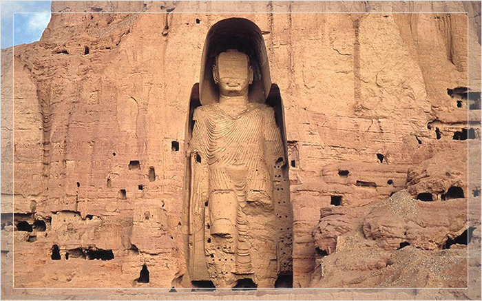 Статуя Будды высотой 54 метра в Бамиане, Афганистан. Разрушена в 2001 году.