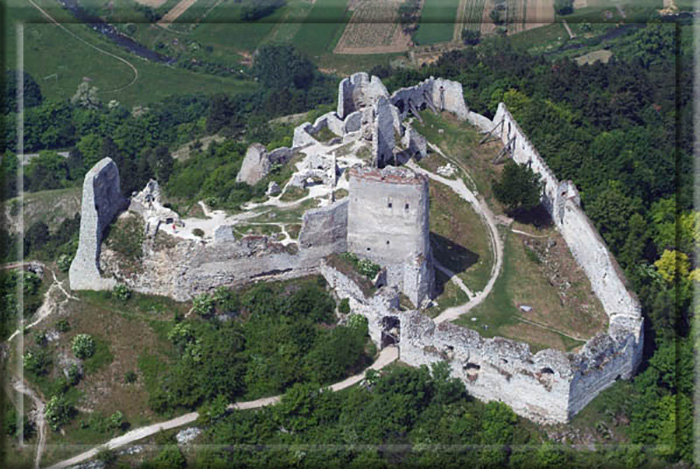 Вид с воздуха на Чахтицкий замок. 