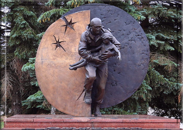 Памятник Дмитрию Разумовскому в родном Ульяновске.