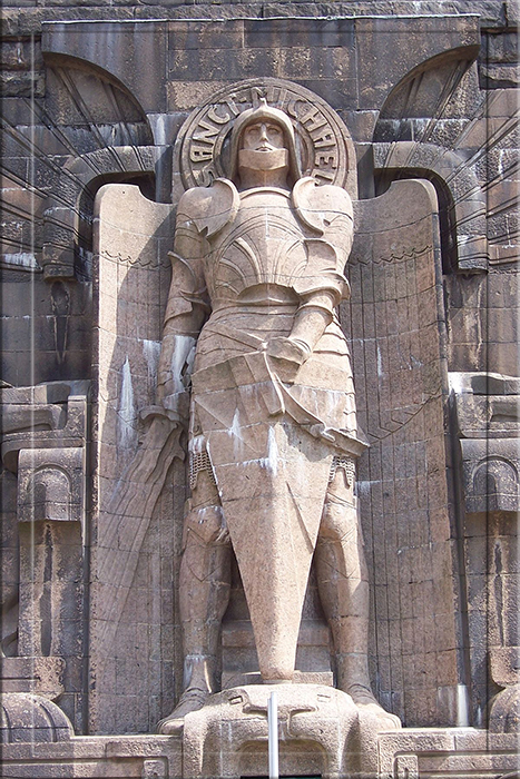 Вход снаружи охраняет гигантская статуя архангела Михаила.