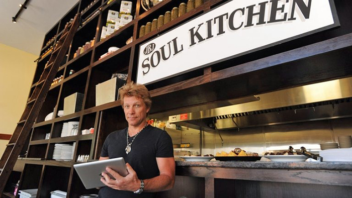 Джон Бон Джови и его благотворительная столовая «Soul Kitchen». / Фото: extratv.com