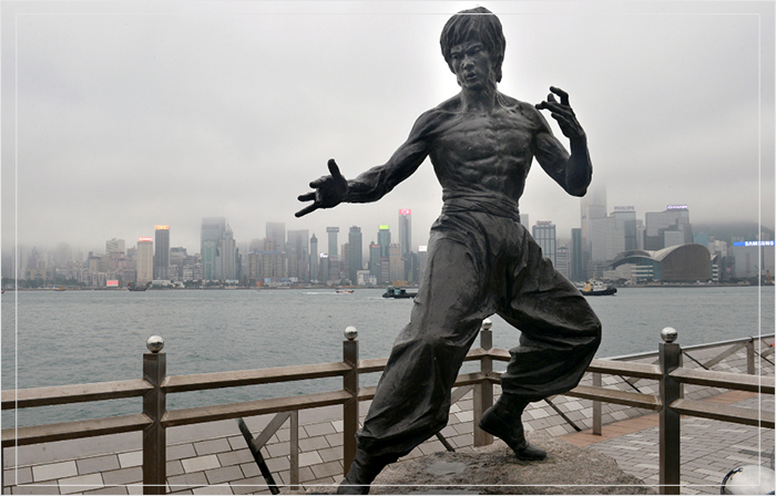 Статуя Брюса Ли в Гонконге.