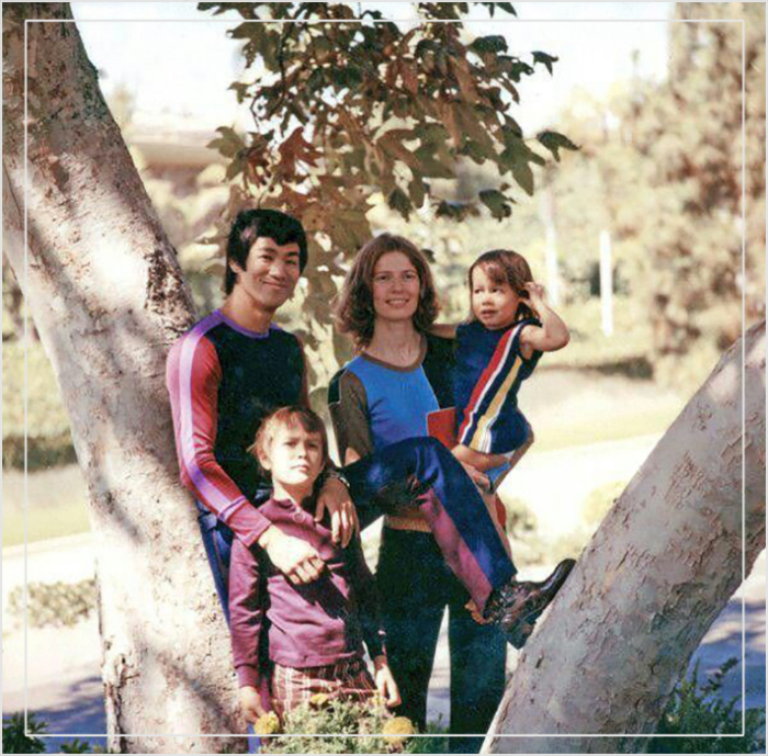Брюс Ли с семьёй.