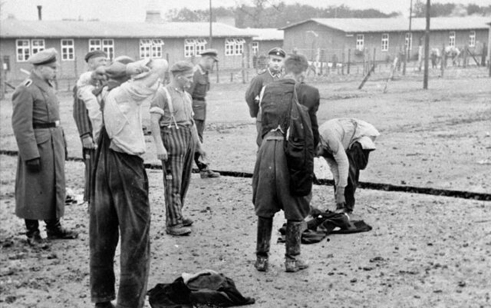 Недавно прибывшие польские заключённые в концлагерь Бухенвальд раздеваются перед тем, как их помоют и побреют. / Фото: Wikimedia Commons