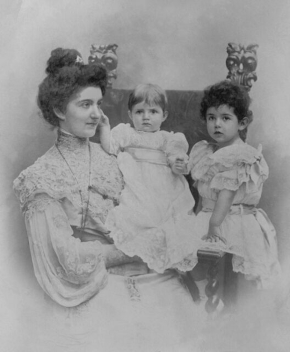 Мафальда в детстве со своей матерью королевой Еленой и сестрой принцессой Иоландой. / Фото: Wikimedia Commons