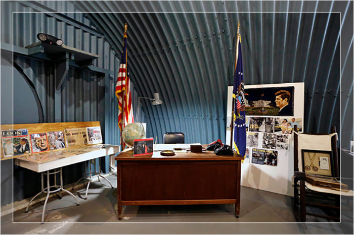 В убежище стоит копия стола, за которым некогда работал президент Кеннеди, двухъярусные кровати, шкафы с противогазами и средствами первой помощи.