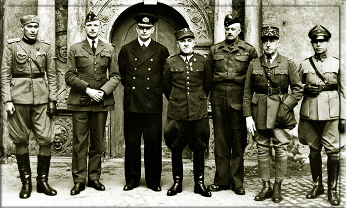 Старшие офицеры своих «диаспор» в Кольдице, 1941 год: югослав, бельгиец, два поляка, англичанин, француз и голландец. 