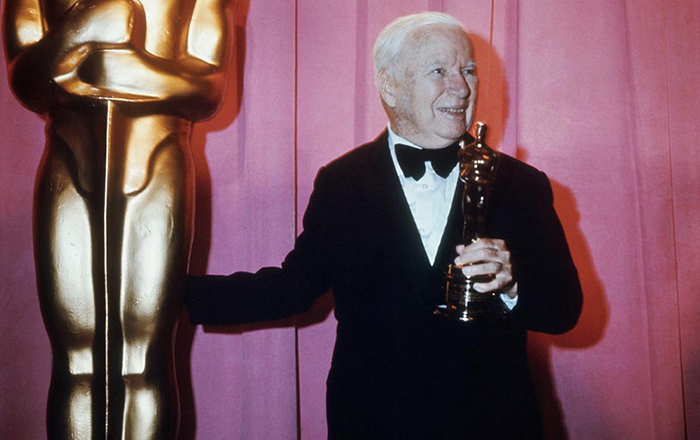 Чарли Чаплин получает почётный «Оскар», 1972 год. / Фото: elle.com