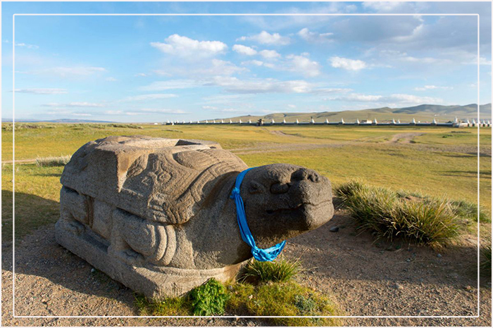Каменная черепаха 13-го века отмечает место Каракорума, столицы Монгольской империи, построенной в 1235 году ханом Угедеем. После его смерти его жена Тёрегене правила империей как регент.