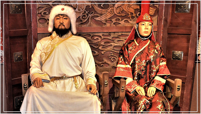 Фигуры Чингисхана и его императрицы Бёртэ.