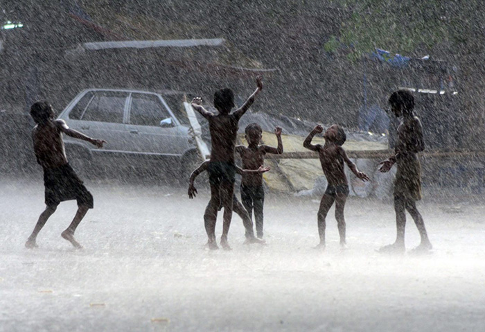 Дети играют под муссонными дождями, которые проливаются на северо-индийский штат Уттар-Прадеш каждый год с конца июля по сентябрь. / Фото: ALAMY STOCK PHOTO