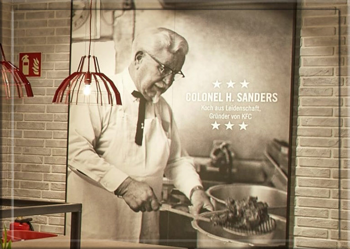 Теперь портреты основателя компании полковника Харланда Сандерса висят в каждом заведении KFC по всему миру.