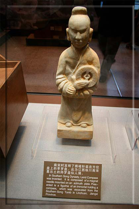 Фигурка человека с компасом времён династии Сун.