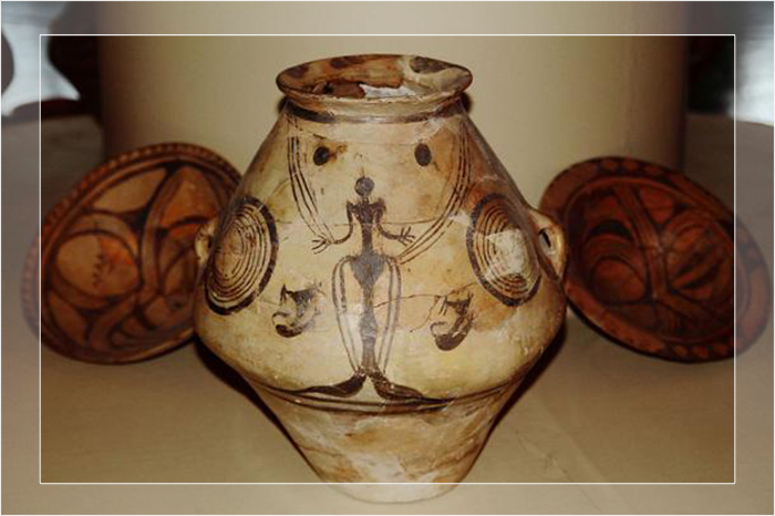 Керамика Кукутень-Трипольской культуры с изображением богини-женщины, хранящаяся в Национальном историческом музее Молдовы.
