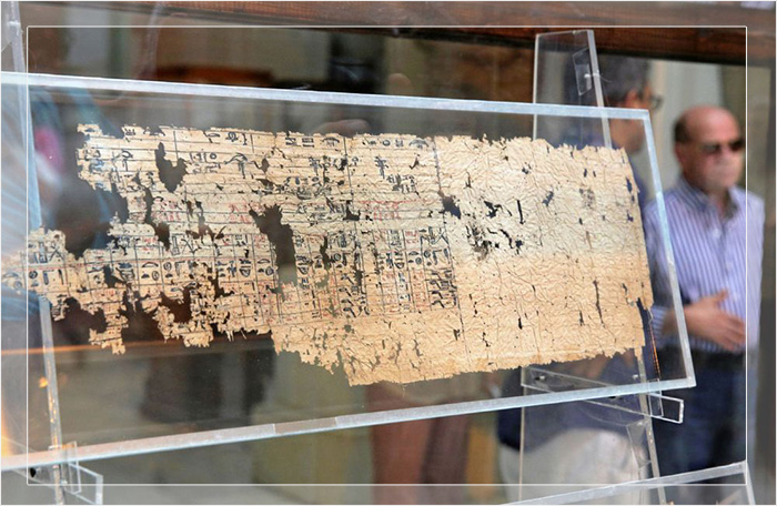 Папирус с дневником Мерера на выставке Вади-аль-Джарф, Каирский музей, 2016 год.