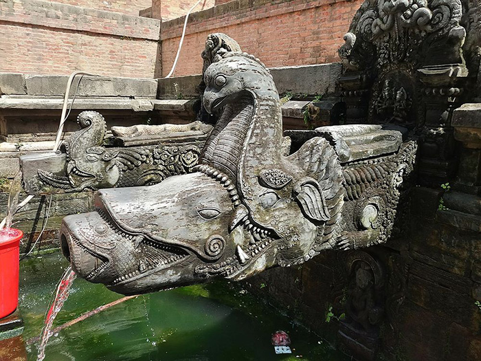 Искусно вырезанный водосток в Мангаити, площадь Патан Дурбар. На нём изображены четыре животных, каждое из которых рождено изо рта другого. / Фото: Wikimedia Commons