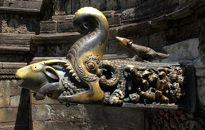 Золотой фонтан Наг-Покхари в Бхактапуре. Носик имеет форму мифической макары (также называемой хитиманга). Это существо с мордой крокодила, хоботом слона, бивнями и ушами кабана и хвостом павлина. / Фото: Wikimedia Commons
