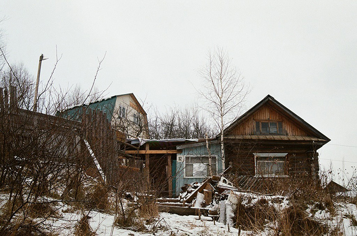 На первом плане дом, с которым купили участок, а на заднем плане - новострой. / Фото: holod.media