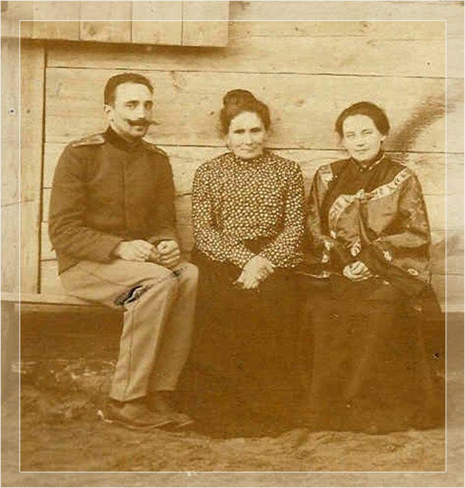 Поручик Де Лазари с матерью и супругой.