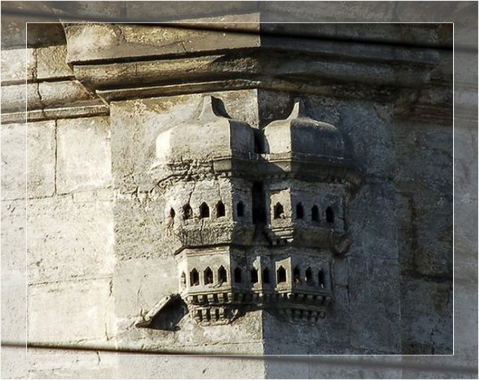 Обычно птичьи дворцы украшали собой важные государственные здания.