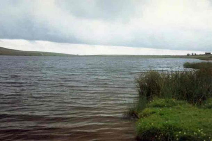 Местный фольклор утверждает, что озеро Дозмари является домом Владычицы Озера из легенды о короле Артуре, а также считается бездонным. / Фото: ancient-origins.net