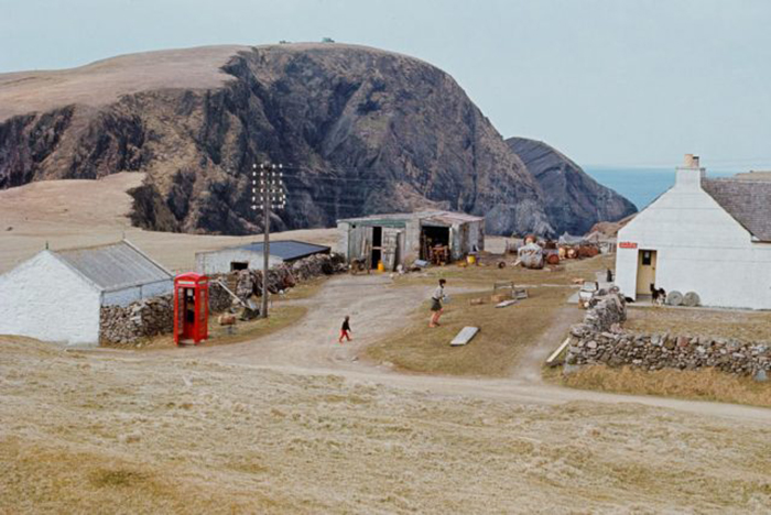 На маленьком острове есть такая же маленькая школа. / Фото: Крис Морфет / Getty Images