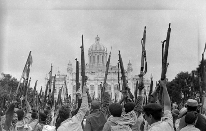 Первая демонстрация в поддержку революции в Гаване перед старым Президентским дворцом, около 1959 года.
