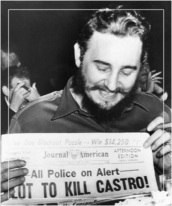 Фидель Кастро держит в руках газету с заголовком о раскрытии заговора с целью его убийства.