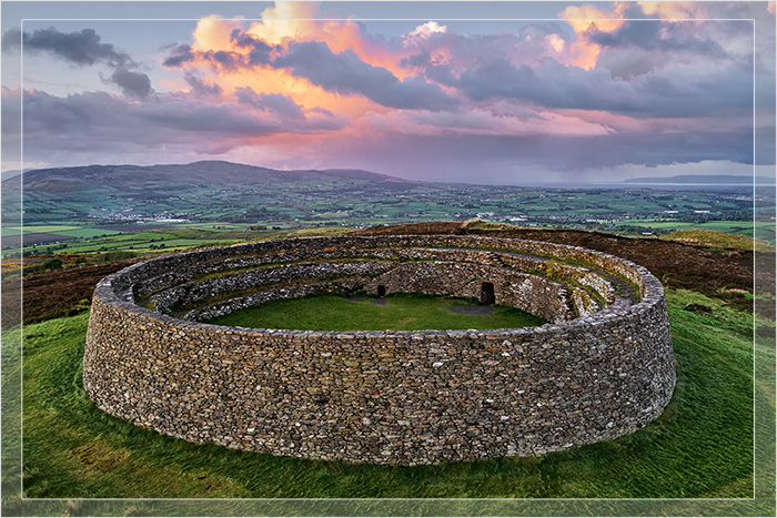 В чём секрет кольцевых фортов Ирландии, которые от разрушения спасли только  древние суеверия