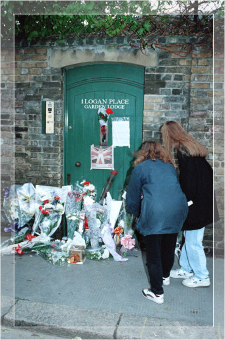 Поклонники собираются возле Кенсингтона, Западный Лондон, дома певца Фредди Меркьюри. До сих пор они каждый год в день его рождения и смерти приносят сюда цветы.