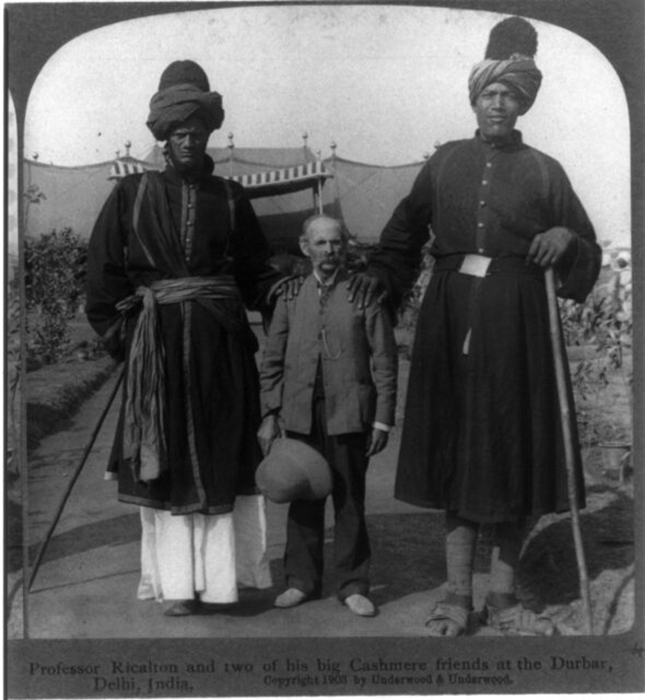 Профессор Рикалтон с двумя индийскими гигантами на Дарбаре в Дели в 1903 году. / Фото: Wikimedia Commons