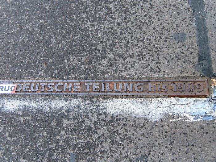 Мемориальная доска на мосту в память о разделении Германии до 1989 года. / Фото: Wikimedia Commons